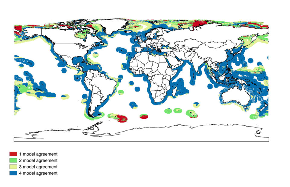 Fig. 1: Área marina adecuada predicha para maricultura y el acuerdo entre SDMs. Azul: acuerdo alto (4 modelos); amarillo: acuerdo moderado (3 modelos); verde: bajo acuerdo (2 modelos); y rojo: acuerdo muy bajo (1 modelo). Modificado del original en https://doi.org/10.1371/journal.pone.0191086.g004.