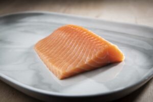 Study looks at how mechanical delousing and fast growth rates impact salmon fillet color